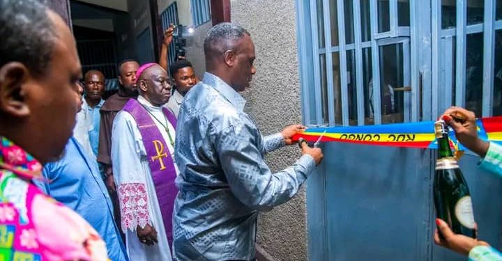 Kasaï-Oriental : le gouverneur Mbwebwa inaugure le centre d’accueil Père François Marie Lufulwabu à Mbuji-Mayi