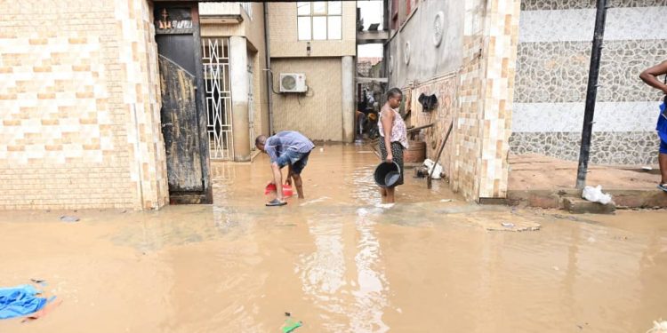 Kinshasa : Malgré la reprise de circulation ce lundi 7 avril sur le boulevard Lumumba à Masina, plusieurs maisons sous les eaux après des pluies diluviennes