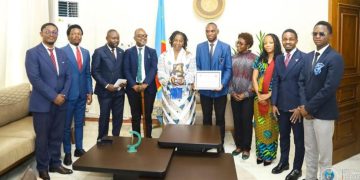 Kinshasa : L’honorable Princesse Dominique Munongo Inamizi décorée « Femme d’excellence » par le consortium ODA-UNPE