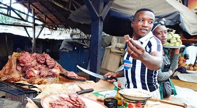 Kinshasa : plusieurs jeunes vendeurs se tournent vers le commerce de la viande de dinde fumée