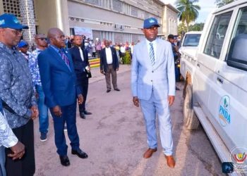 Kasaï Central/Agriculture : Le Gouverneur Kambulu remet les véhicules de terrain aux quatre services étatiques partenaires au programme PNDA