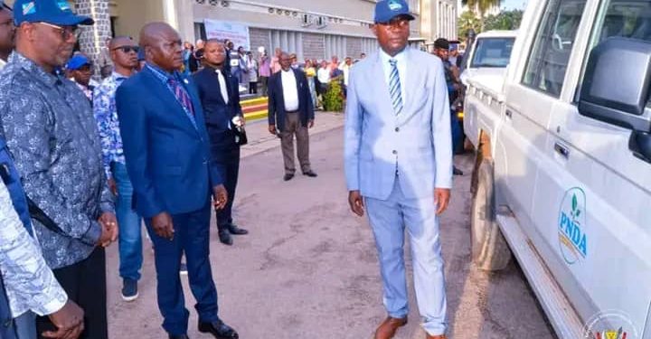 Kasaï Central/Agriculture : Le Gouverneur Kambulu remet les véhicules de terrain aux quatre services étatiques partenaires au programme PNDA