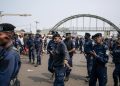 Kinshasa : Les services de sécurité découvrent plus de 200 ballots d&rsquo;effets militaires dans la commune de Limete (Vidéo)
