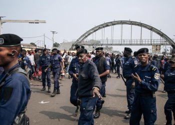 Kinshasa : Les services de sécurité découvrent plus de 200 ballots d’effets militaires dans la commune de Limete (Vidéo)