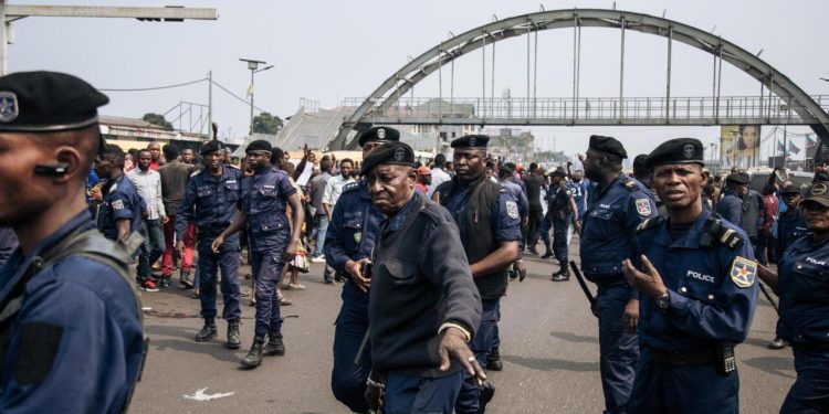 Kinshasa : Les services de sécurité découvrent plus de 200 ballots d’effets militaires dans la commune de Limete (Vidéo)