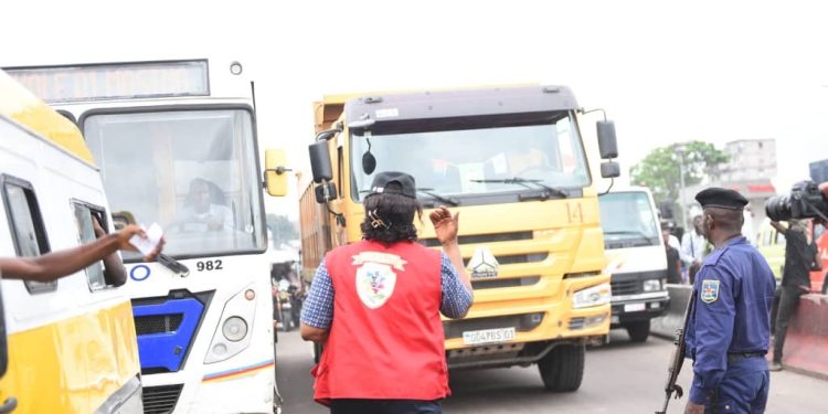 Kinshasa : « Les autorités de la ville s’investissent beaucoup et engagent des moyens considérables pour rendre la ville propre » (Mimie Bikela, cheffe de la brigade de protection)