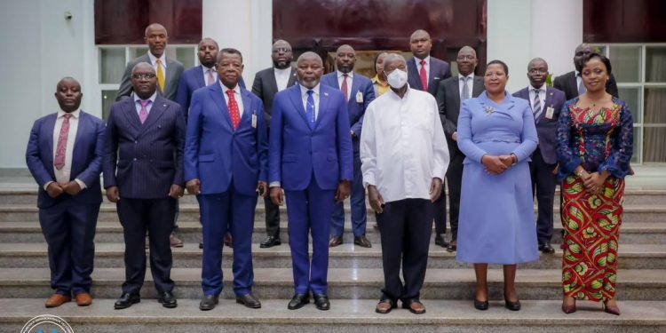 Diplomatie: porteur d’un message du Président Tshisekedi, Vital Kamerhe reçu par Yoweri Museveni