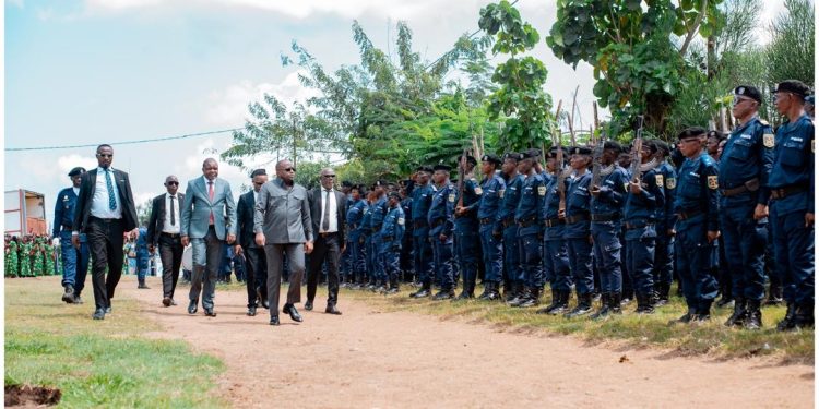 Opération Ndobo à KENGE : le Ministre de l’Intérieur insiste sur la discipline des policiers dans la traque des bandits