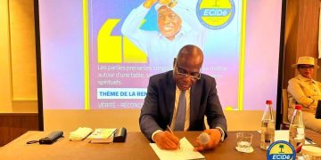 Fayulu devant la diaspora congolaise en France: « Tshisekedi ne changera pas la constitution et ne fera pas de 3e mandat »