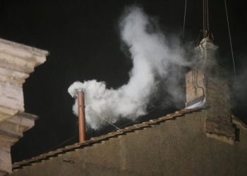 Vatican: fin du suspens, après la sortie de la fumée blanche à la chapelle Sixtine