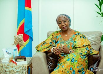 Kinshasa : l’honorable Princesse Dominique Munongo Inamizi reçoit le trophée « Mwasi ya Motuya » pour son parcours inspirant et ses réalisations.