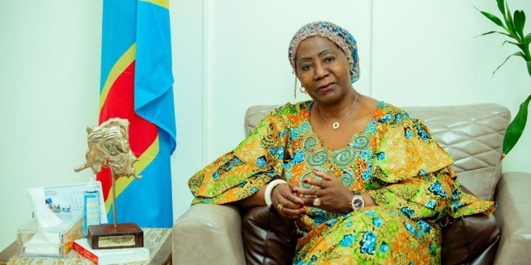 Kinshasa : l’honorable Princesse Dominique Munongo Inamizi reçoit le trophée « Mwasi ya Motuya » pour son parcours inspirant et ses réalisations.