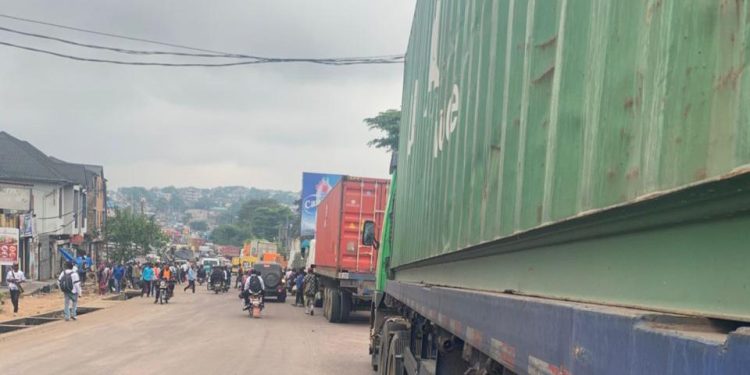 Kinshasa: la route by-pass bloquée par les camions-remorques entre Matadi-Kibala et Rond-point Ngaba