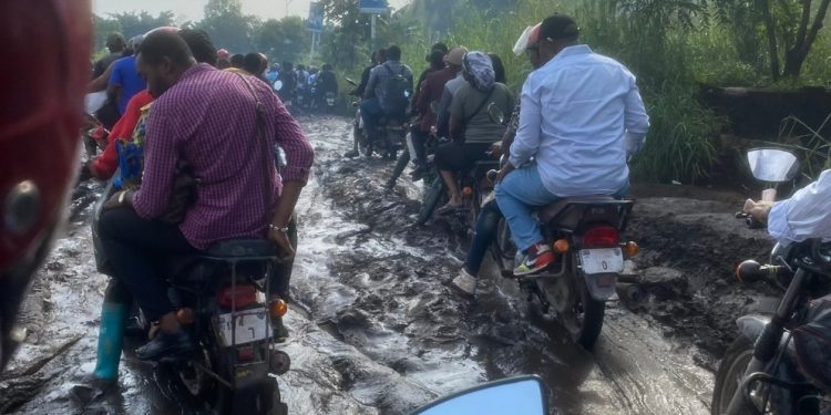 Pluies diluviennes à Kinshasa: l’avenue du tourisme impraticable après l’écoulement des pierres et sables