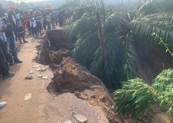 Pluies à Kinshasa : un ravin menace de couper la route By-pass au niveau de l’arrêt Elengesa