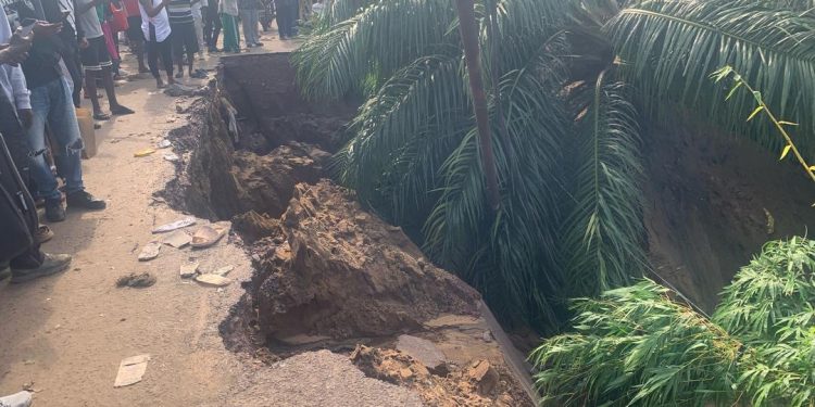 Pluies à Kinshasa : un ravin menace de couper la route By-pass au niveau de l’arrêt Elengesa