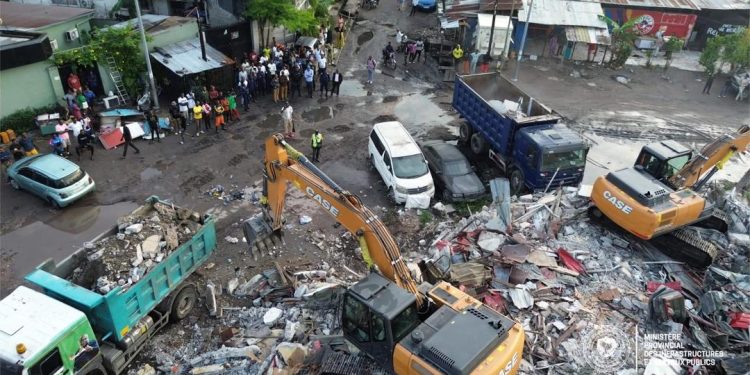 Kinshasa : Démolition des plusieurs terrasses, kiosques et un poste de police érigés sur un collecteur des eaux sur l’avenue Kabambare à Barumbu