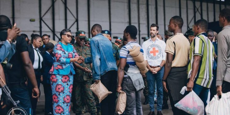 Agression rwandaise : La Première Ministre Suminwa accueille à l’aéroport de Ndjili les militaires et policiers revenus de Goma après plus de 3 mois sous protection de la MONUSCO