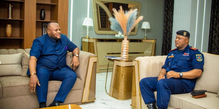 Kinshasa : Le nouveau commandant de la police nationale face à des défis environnementaux et de circulation