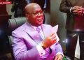 RDC: Le Président Félix Tshisekedi reçoit son nouveau passeport biométrique à Kinshasa