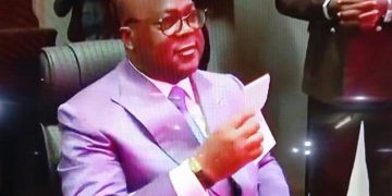 RDC: Le Président Félix Tshisekedi reçoit son nouveau passeport biométrique à Kinshasa