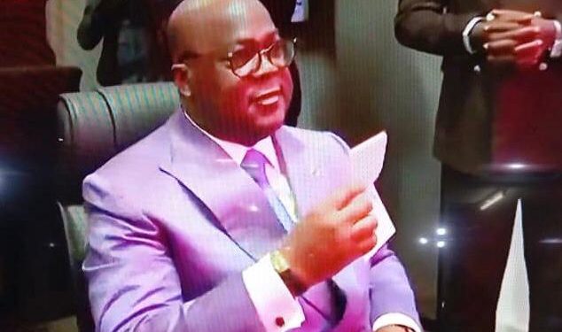RDC: Le Président Félix Tshisekedi reçoit son nouveau passeport biométrique à Kinshasa