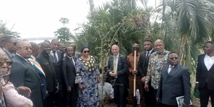 Journée mondiale de l’environnement : « Nous devons nous impliquer dans la plantation d’arbres dans nos milieux de vie et à lutter contre la pollution par des actions de salubrité quotidiennes » (Eve Bazaiba)