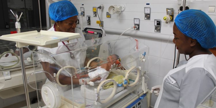 Kinshasa : Le Centre Hospitalier Monkole suspend la gratuité de la maternité en raison de l’insolvabilité de l’État congolais