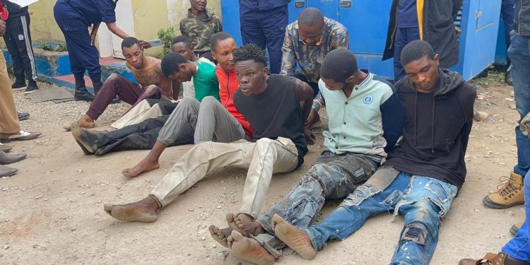 Lubumbashi : La Police nationale du Haut-Katanga présente 13 présumés criminels, dont deux militaires et un policier accusés d’abus de pouvoir