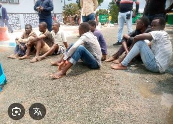 Kongo Central : Six présumés criminels arrêtés et présentés au commissariat de la police de Muanda