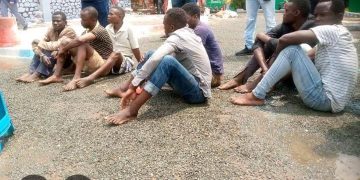 Kongo Central : Six présumés criminels arrêtés et présentés au commissariat de la police de Muanda