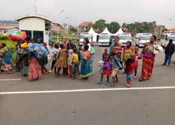 RDC: HRW dénonce la déportation de plus de 1500 personnes de l’Est vers le Rwanda