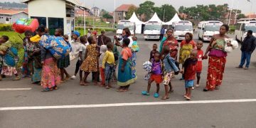 RDC: HRW dénonce la déportation de plus de 1500 personnes de l’Est vers le Rwanda