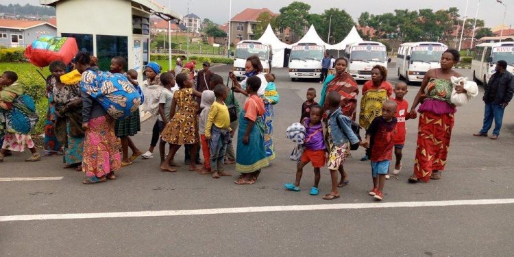RDC: HRW dénonce la déportation de plus de 1500 personnes de l’Est vers le Rwanda