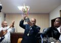 RDC : le DG Jean-Claude MUKENDI MBIYAMUENZA célèbre le trophée de l’équipe AC LMC Sport à l’entente urbaine de Matadi