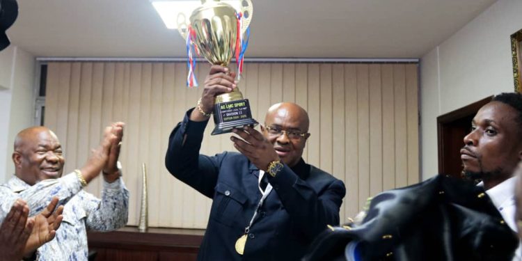 RDC : le DG Jean-Claude MUKENDI MBIYAMUENZA célèbre le trophée de l’équipe AC LMC Sport à l’entente urbaine de Matadi