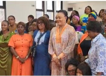 Journée nationale de l’indépendance : la vice-présidente de l’Assemblée provinciale de Kinshasa, TSHINYAMA NZOLANTIMA Germaine, offre des pagnes au personnel féminin de l’organe délibérant