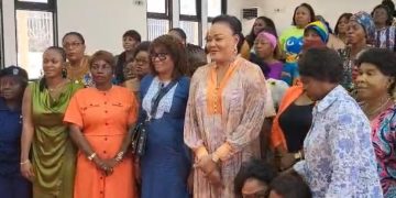 Journée nationale de l’indépendance : la vice-présidente de l’Assemblée provinciale de Kinshasa, TSHINYAMA MPEMBA Germaine, offre des pagnes aux personnels féminins de l’organe délibérant