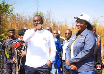 Lubumbashi : Le Maire de la ville Patrick Kafwimbi inspecte un site pilote de transformation des déchets plastiques en pavés