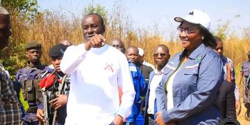 Lubumbashi : Le Maire de la ville Patrick Kafwimbi inspecte un site pilote de transformation des déchets plastiques en pavés