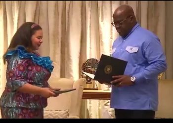 RDC : Thérèse Kayikwamba remet officiellement la copie de l&rsquo;accord de paix au président Tshisekedi