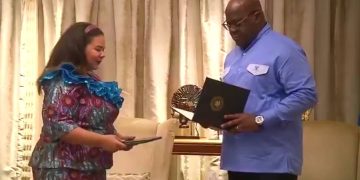RDC : Thérèse Kayikwamba remet officiellement la copie de l&rsquo;accord de paix au président Tshisekedi
