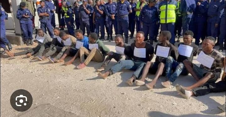 Haut-Katanga : 16 présumés bandits arrêtés par la police nationale congolaise à Lubumbashi dont 2 en tenue militaire