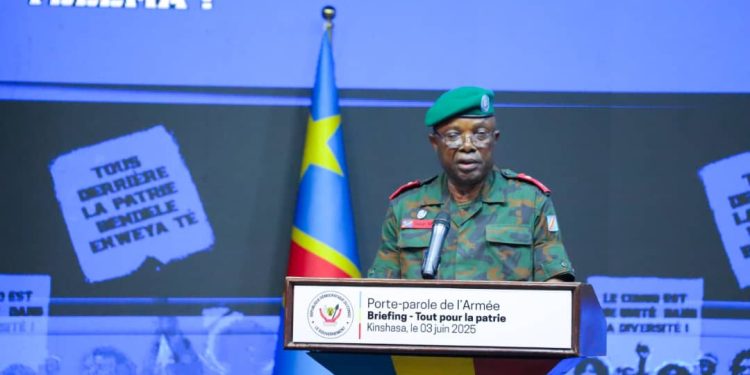 Interpellations d’officiers au sein des FARDC : « Chacun à titre individuel, a posé un acte contraire soit à la loi soit à la discipline » (Général Sylvain Ekenge)