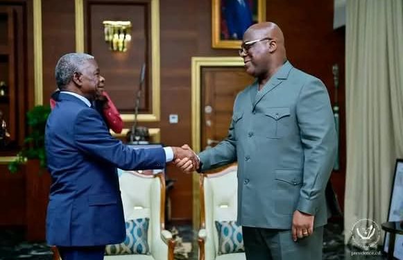 RDC : Le Président Félix Tshisekedi honore l’artiste Musicien Sam Mangwana