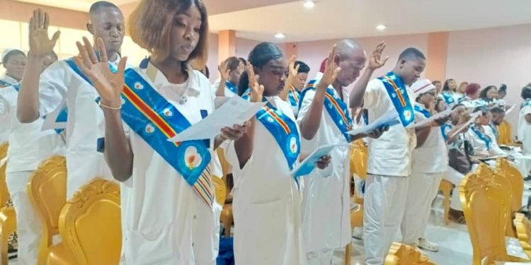 Kinshasa : près de 500 infirmiers assermentés admis à l’ordre national de leur profession