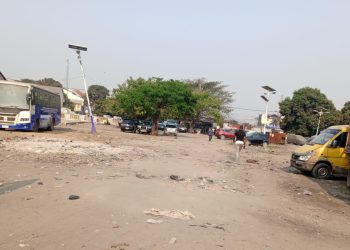 Assainissement à Bandalungwa : Le bourgmestre annonce l’évaluation des véhicules abandonnés et kiosques