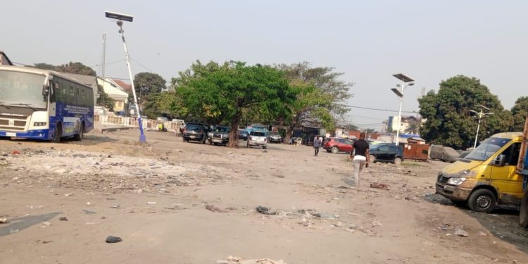 Assainissement à Bandalungwa : Le bourgmestre annonce l’évaluation des véhicules abandonnés et kiosques