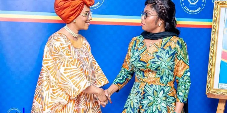 RDC: Remise et reprise au ministère des affaires foncières entre la Ministre d’État Acacia Bandubola Mbongo et la Ministre O’Neige N’sele