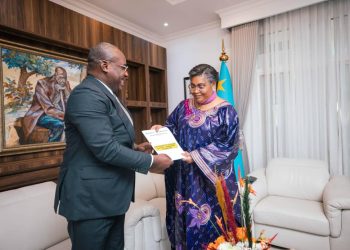 RDC : Judith Suminwa reçoit de Guy Loando les réformes de l’amenagement du territoire